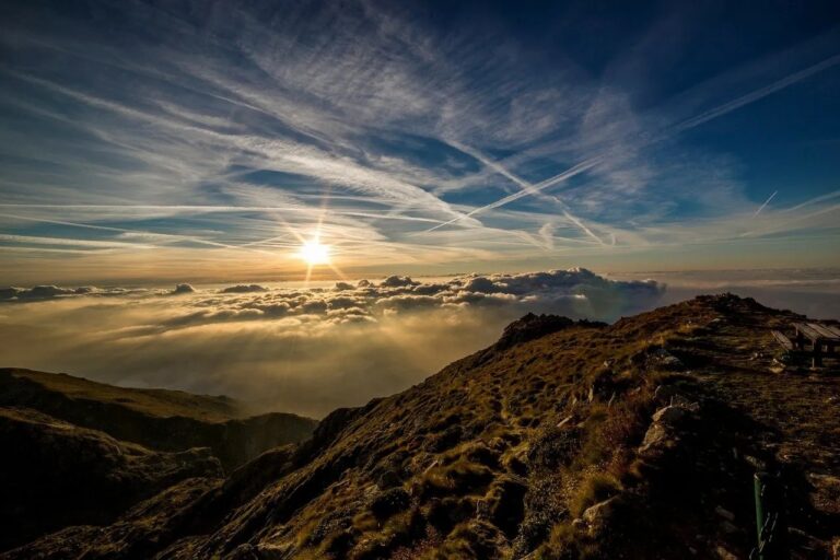 Sicht von der Spitze eines Berges in die Weite auf Wolken